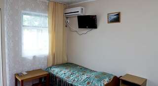 Гостиница Гостевой дом на Самбурова 10 Анапа Бюджетный трехместный номер-6