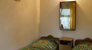 Гостиница Гостевой дом на Самбурова 10 Анапа Двухместный номер с 2 отдельными кроватями и собственной ванной комнатой-1