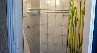 Гостиница Гостевой дом на Самбурова 10 Анапа Двухместный номер с 2 отдельными кроватями и собственной ванной комнатой-2